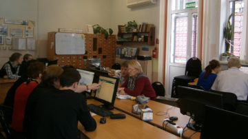 Волонтёры учат пенсионеров компьютерной грамотности